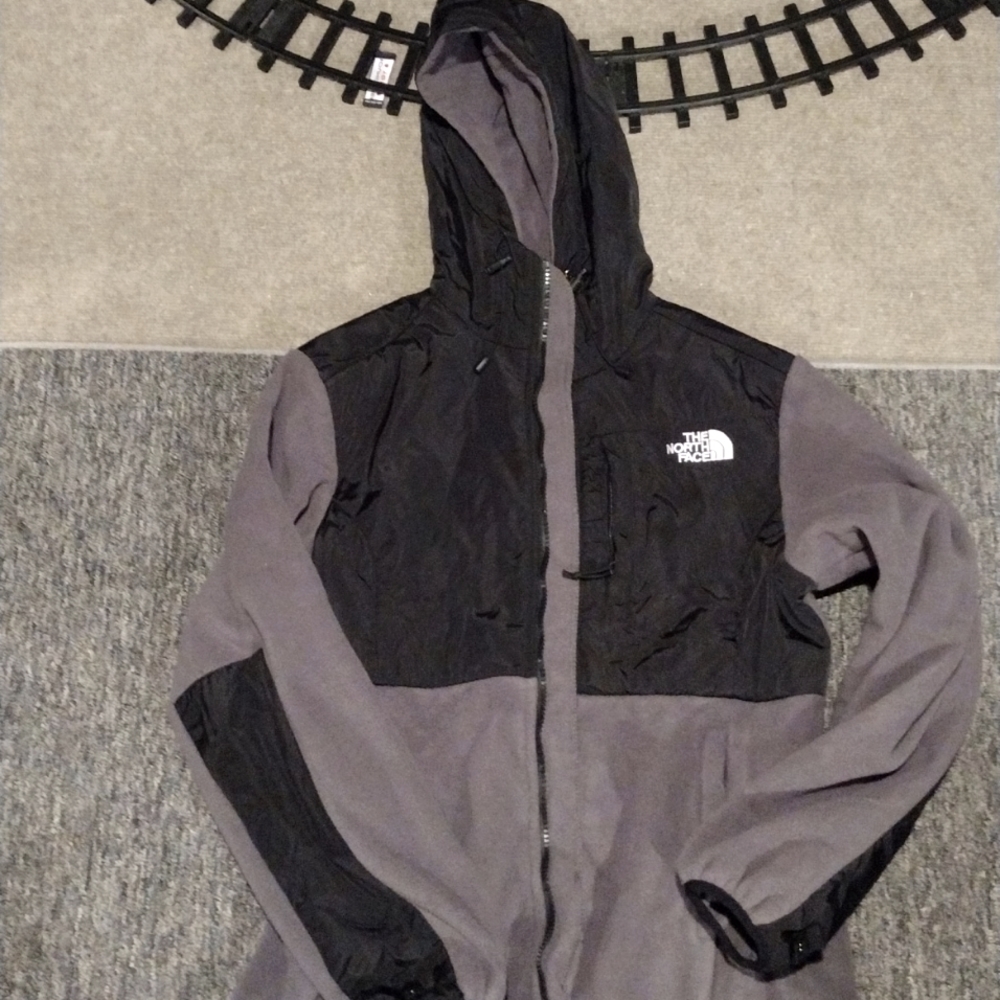 North face medium men's or women's winter zip up coat.